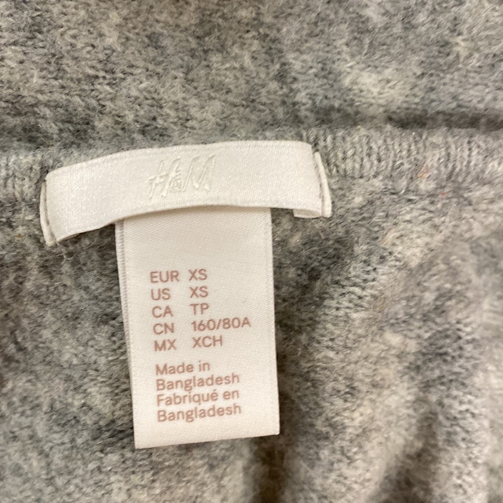 H & M Gray V-Neck Long Sleeve Sweater Size XS - Picture 6 of 6